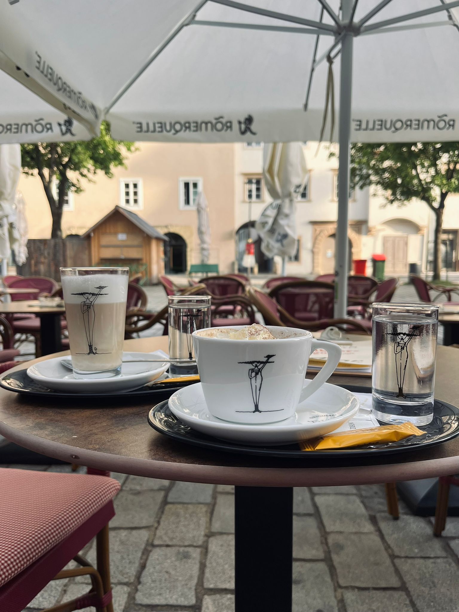 Foto von einem Kaffee im Außenbereich